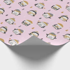 Cute Penguins med träd, snö och gåvor på rosan Presentpapper