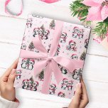 Cute Penguins Mönster Rosa jul Presentpapper<br><div class="desc">Denna glatta rosa julomslutning är papper och har en unik mönster av penguiner i rosa som har roligt medan man firar helgdagarna på vintern. Cute penguins dekorerar Julgranar,  träffar familj och vänner och går på isskridskor,  så den här designen är perfekt för gigantiska presentsvällningar.</div>
