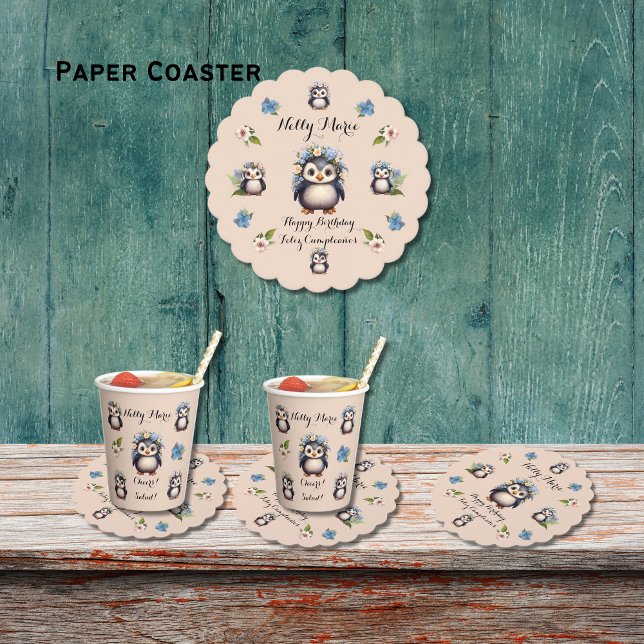 Cute Penguins Namn Bilingual Feliz Cumpleaños Underlägg Papper (Cute Penguins paper coaster. Bilingual text, name and monogram, customizable. Multilingual Project.)