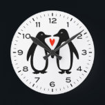Cute Penguins par Holding Händer Rund Klocka<br><div class="desc">En snygg väggklocka för hemmet eller kontoret. Penguins par som håller händer. Gör en originell gåva till bröllop,  Alla hjärtans dag och årsdagar. Kolla in Jenns Doodle World för ännu fler noveltyer och djurmatade hemdekanter.</div>