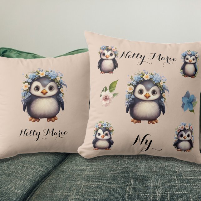 Cute Penguins with Flowers Namn & Monogram Beige Kudde (Cute Penguins Pillow with name and initials in a light pink background. Multilingual Project)