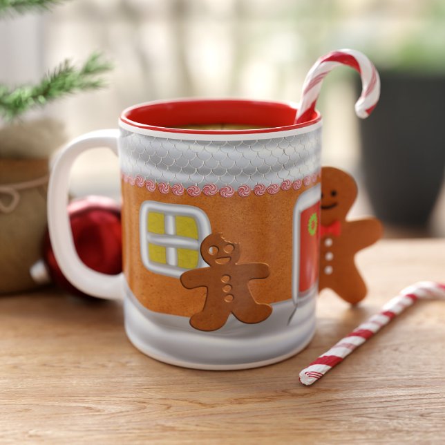 Cute Pepparkaksgubbe Monogrammed Den fina julen Två-Tonad Mugg (Add your initial to this cute gingerbread man house mug and fill with festive brews)