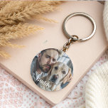 Cute Personlig Hund älskare Pet Photo Keepsak<br><div class="desc">Firar bandet med hårigets bästa vän med den här anpassningsbarna, så att du kan hitta ett foto-tangentbord! Den här nyckelkedjan är en viktig perfekt för att bära med sig överallt. Den har en hjärtslitande bild av dig och hund, tillsammans med namn som visas på ett vackert sätt i eleganten. Den...</div>