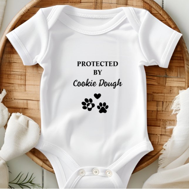 Cute Personlig som skyddas av Hund T Shirt (Adorable baby bodysuit with "Protected by (Dog's Name)" design, featuring hearts and paw prints.)