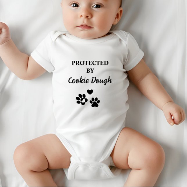 Cute Personlig som skyddas av Hund T Shirt (Adorable baby bodysuit with "Protected by (Dog's Name)" design, featuring hearts and paw prints.)