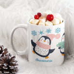 Cute Personlig Winter Penguin Snowflake Helgdag Kaffemugg<br><div class="desc">En söt trio pingviner på vinterhalsdukar under vackert blått snöflingor. Anpassa det här söta helgdag mugg med en väns namn för en god personlig julklapp.</div>