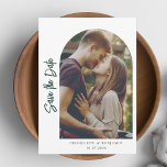 Cute Photo Arch Bröllop Spara Datumet<br><div class="desc">Hämta magin i din kärlek-artikel med vår elegant, anpassadet Spara datumfotokortet - en arbetsyta som väntar på ram det mest omhuldade ögonblicket. Den här snyggt designade mallen har en sofistikerad skripttypografi som dansar över kortet och skapar en intim och romantisk känsla som är unik för dig. Det här sparar inte...</div>