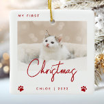 Cute Photo Kitten 1:a julen Tass avtryck Red Julgransprydnad Keramik<br><div class="desc">Gratulera till kattens första jul med det här moderna minimalistiska fotot. Den röda texten lyder "Min första jul", med ord "jul" i handskript för trendig. Byt enkelt ut exempelbilden mot ditt favoritfoto och lägg till kattens namn och året nedan, med ett par tass avtryck. Med en vit övertoning skärm kan...</div>