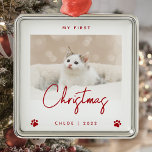 Cute Photo Kitten 1:a julen Tass avtryck Red Julgransprydnad Metall<br><div class="desc">Gratulera till kattens första jul med det här moderna minimalistiska fotot. Den röda texten lyder "Min första jul", med ord "jul" i handskript för trendig. Byt enkelt ut exempelbilden mot ditt favoritfoto och lägg till kattens namn och året nedan, med ett par tass avtryck. Med en vit övertoning skärm kan...</div>