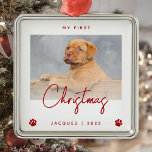 Cute Photo Puppy 1:a julen Tass avtryck Red Julgransprydnad Metall<br><div class="desc">Fira valvens första jul med detta moderna minimalistiska fotoprynament. Den röda texten lyder "Min första jul", med ord "jul" i handskript för trendig. Byt enkelt ut exempelbilden mot ditt favoritfoto och lägg till valpens namn och året nedan, med ett par tass avtryck. Med en vit övertoning skärm kan du göra...</div>