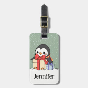 Cute Pingguin med julklappar i snöfallet Bagagebricka