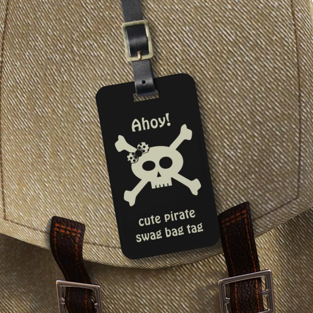 Cute Pirat Flagga Kids Black Luggage Tag Bagagebricka (Ahoy! Add yer details to this cute pirate swag bag tag and set sail for adventure!)