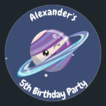 Cute Planet Saturn Space Galaxy Kid Birthday Runt Klistermärke<br><div class="desc">Det här är en vacker anpassningsbar Cute Planet Saturin Space Galaxy Kid Birthday-design som är perfekt för en pirat-födelsedag. Om du vill göra ytterligare anpassningar klickar du på knappen "Anpassa" och användor verktyg som är utformat för att ändra mallen. Alla textstorlekar, stil, färg och, kan anpassas efter dina behov. Om...</div>