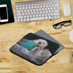 Cute Players Sea Otters Laptop Fodral<br><div class="desc">Skydda din bärbara dator med den här zippriserade sleeven som innehåller fotobilden av ett par söta sjöotters som leker med boll leksak. Baksidan av sleeven är svart. Markera laptop sleeve storlekt.</div>