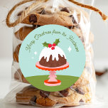 Cute Plum Pudding Retro-julkummel Namn Runt Klistermärke<br><div class="desc">De här söta,  färgstarka juletiketterna har en pudding-illustration av hand plockade på ett stativ för Julgran och texturerad matduk. En textmall ingår för enkel anpassning. Underbar för att lägga till etiketter till julklappar för grannar,  vänner eller familj! Observera att om du väljer 1, 5-tumsnivån blir storleka ganska liten.</div>