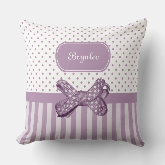 Cute Polka Dot Bow Girly Lavender Rand och Namn Kudde (Framsida)