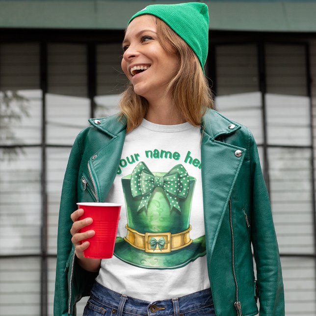 Cute Polka Doted Bow på Leprechaun Top hat T Shirt (Cute leprechaun top hat with polka dots on the bows that adorn the hat.  Happy St Patricks Day! )