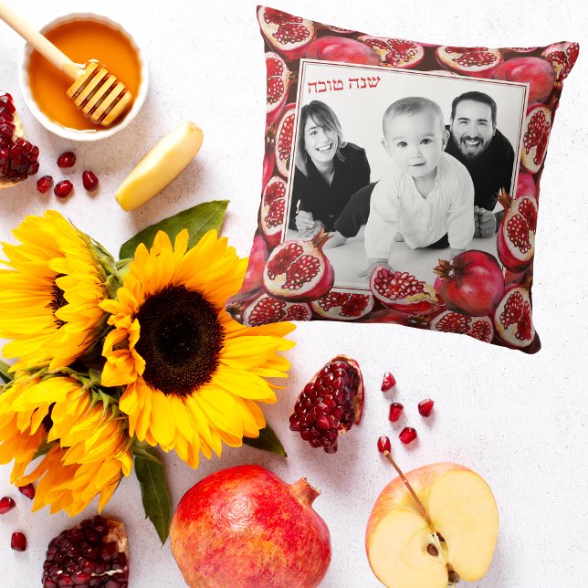 Cute Pomegranate Family Photo Rosh Hashanah Kudde (Skapare uppladdad)