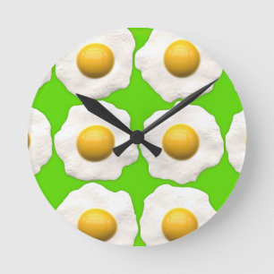 Cute popart-ägg på kalkgrön bakgrund rund klocka
