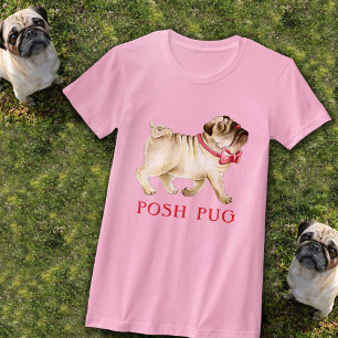 Cute pospug-stollig i hund med rött knä t shirt
