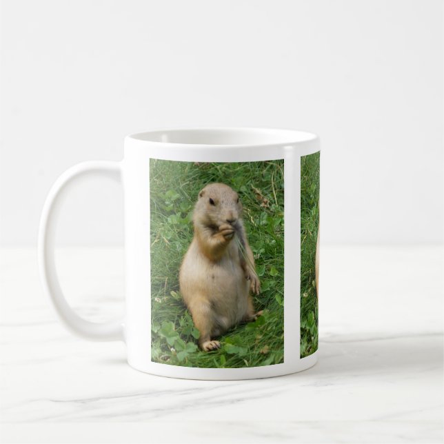 Cute Prairie Hund som står i Grass Eating Kaffemugg (Vänster)