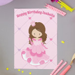 Cute Princess Girl Rosa Kids Anpassningsbar Gratti Kort<br><div class="desc">Den här vackra rosa prinsessan grattis på födelsedagen-kortet har en teckning av en söt brunette liten flicka som bär en vacker rosa boll. Anpassa detta söta barns födelsedagskort med ditt barns namn mellan roligtens hjärta mönster.</div>