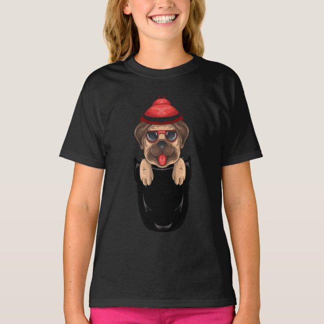 Cute Pug Hund Sits in Pocket Girl T Shirt (Framsida)