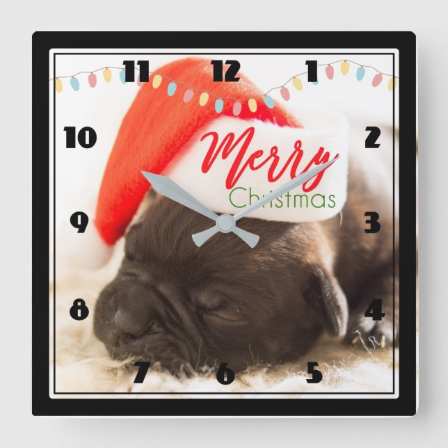 Cute Pug in a Red Santa Hat God jul Fyrkantig Klocka (Framsida)