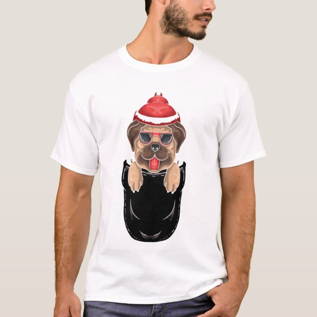 Cute Pug Sits in Pocket Manar T-Shirt (Framsida)