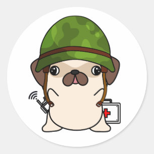 Cute Pug Wearing Army hjälmet Runt Klistermärke