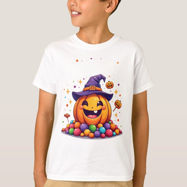 Cute Pumpkin Candy Pile Halloween T-Shirt (Framsida)