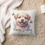 Cute Puppy-Behålla Smilande Anpassningsbar Kudde<br><div class="desc">Här är ett underbart sätt att göra nån ljusare. Anpassningsbar och söt valp och fjärilskuddar med en inspirerande fras,  "Behålla Smiling". Du kan ändra texten eller behållan som den är.</div>