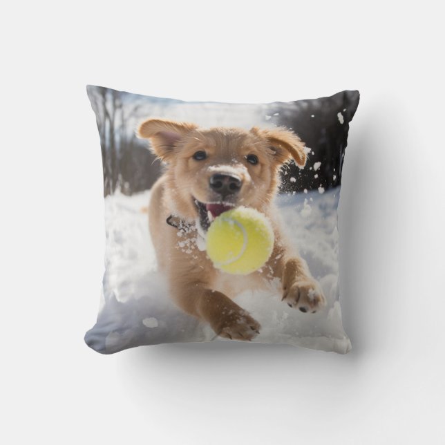 🐕 Cute puppy med Tennis bollar i ❄️ snö Kudde (Framsida)