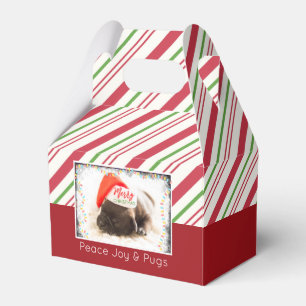 Cute Puppy Pug in a Red Santa Hat jul Presentaskar