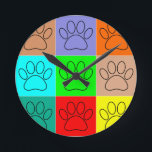 Cute Puppy Tass på kvadrater Rund Klocka<br><div class="desc">En söt mönster av svart hund tass avtryck i kvadrater av olika färg.
Ursprunglig dekorativ design.</div>