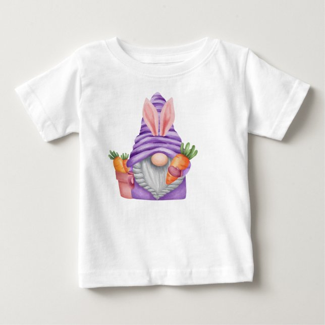 CUTE PURPLE EASTER GNOME WITH ORANGE CARROTS T SHIRT (Framsida)