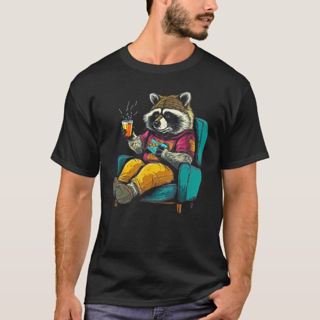 Cute Raccoon Enjoys Food on Couch T Shirt (Framsida)