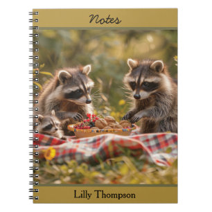 Cute raccoon-familjen med picknic anteckningsbok