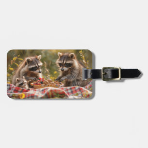Cute raccoon-familjen med picknic bagagebricka