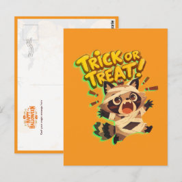Cute raccoon in mummy costume with Bus eller godis Vykort