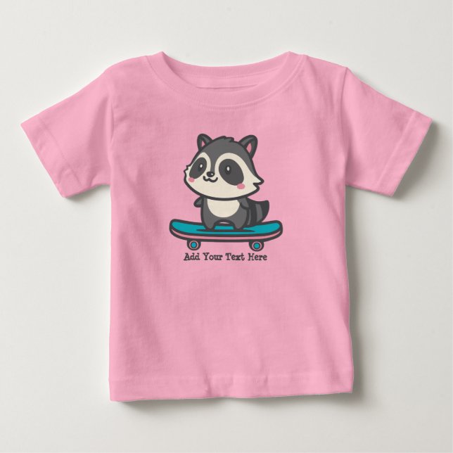 Cute Raccoon på en Skateboard Personlig Text T Shirt (Framsida)