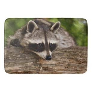 Cute Raccoon Resten på en logg Badrumsmatta