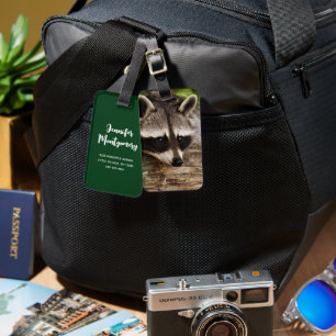 Cute Raccoon Resten på en logg Bagagebricka