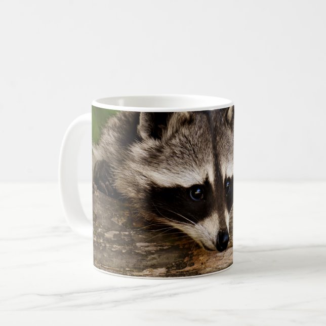 Cute Raccoon Resten på en logg Kaffemugg (Framsida vänster)