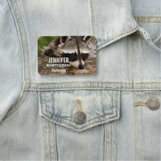 Cute Raccoon Resten på en logg Namnbricka