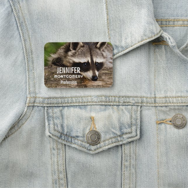 Cute Raccoon Resten på en logg Namnbricka (På plats)