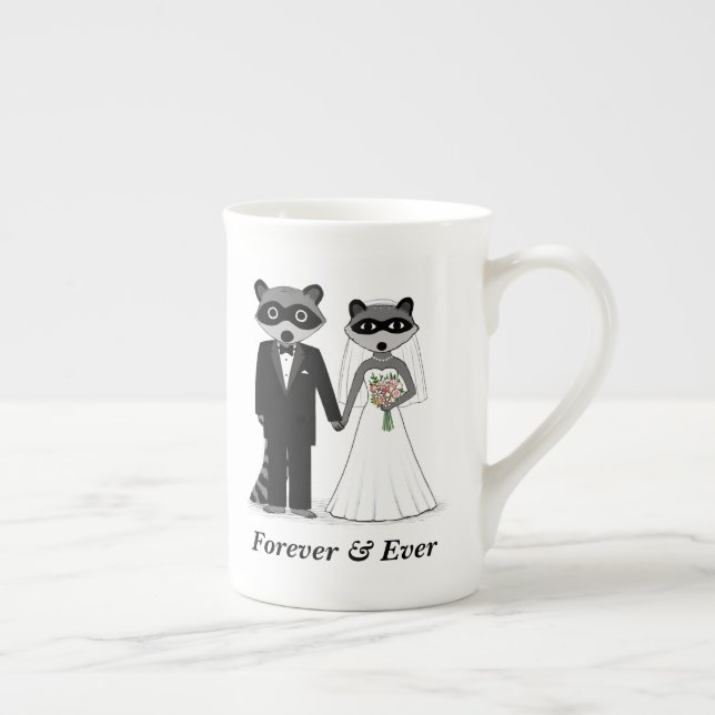 Cute Raccoons Bröllop Bride and Groom Anpassningsb Benporslin Mugg (Höger)