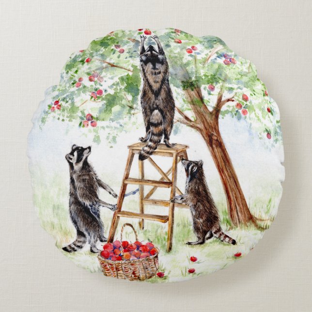 Cute Raccoons in Apple Orchard Rund Kudde (Framsidan)