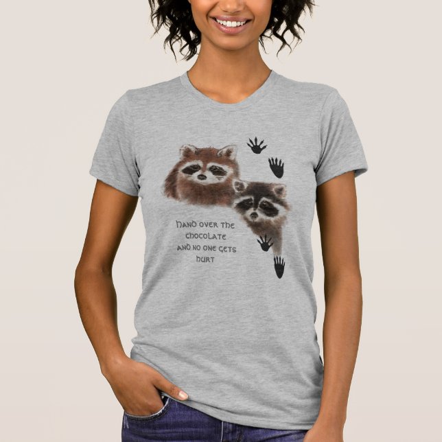 Cute Raccoons överlämnar Chocolate, Humor T Shirt (Framsida)