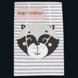 Cute Racoon Grått Stripe Kids Birthday Gift Bag<br><div class="desc">NewParkLane - Barns födelsedag Gift Bag, med en söt svart och vit rand i vattenfärg, med en rosa textballong, med en "Grattis på födelsedagen" önskan, mot en grått och vit rand bakgrund. Det är enkelt att anpassa Zazzle med egen personlig för att få en design. Alla textstorlekar i stilar, färg...</div>